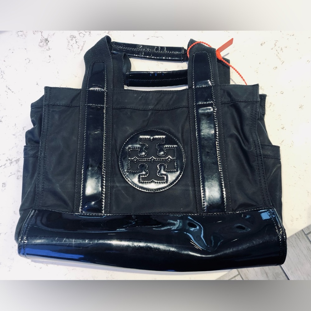 BEAUTIFUL TORY BURCH TOTE gently used with side pockets